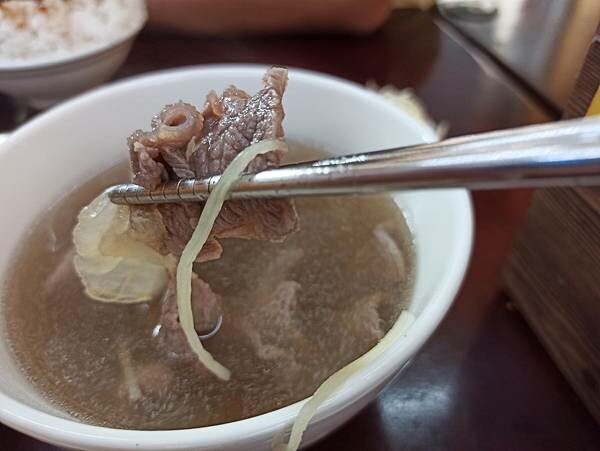 喝牛肉湯送肉燥飯，原來在市區裏面也吃的到！【牛噸牛肉湯】簡單的家庭小食！