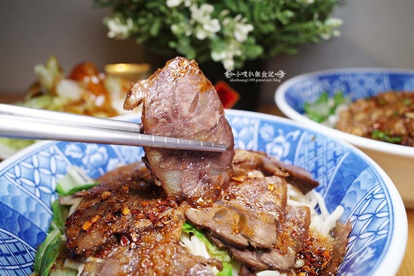 【永和美食】『寶哥酸辣麵』近樂華夜市/大推牛肉酸辣乾拌麵、酸辣醡醬麵/酸辣過癮好開胃/自家手工經典滷味