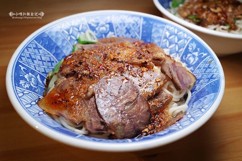 【永和美食】『寶哥酸辣麵』近樂華夜市/大推牛肉酸辣乾拌麵、酸辣醡醬麵/酸辣過癮好開胃/自家手工經典滷味