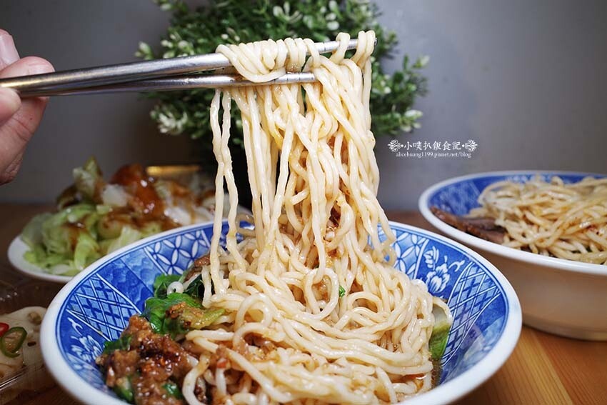 【永和美食】『寶哥酸辣麵』近樂華夜市/大推牛肉酸辣乾拌麵、酸辣醡醬麵/酸辣過癮好開胃/自家手工經典滷味