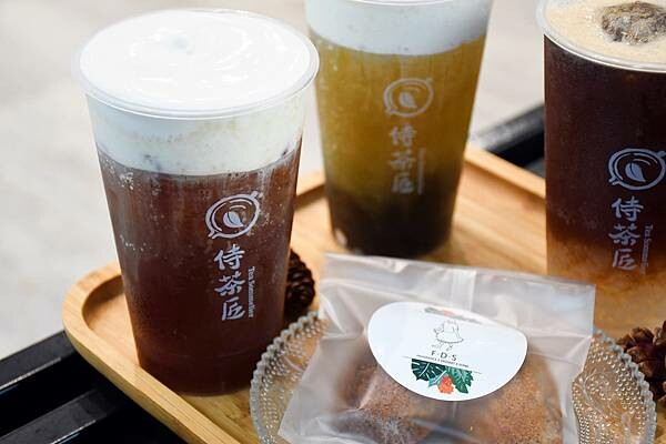 第一個以豆乳加入飲品的始祖品牌【侍茶匠】~真的好喝又特別!以「漩茶」帶出茶的風味,徹底感受茶界愛馬仕