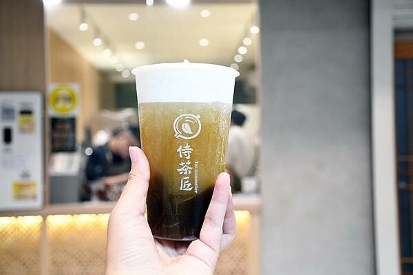 第一個以豆乳加入飲品的始祖品牌【侍茶匠】~真的好喝又特別!以「漩茶」帶出茶的風味,徹底感受茶界愛馬仕