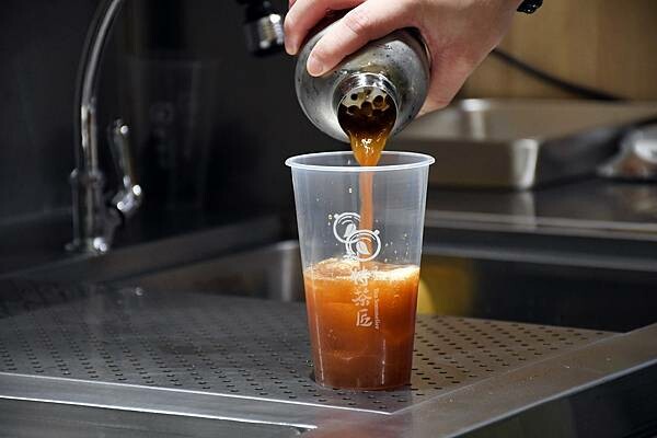 第一個以豆乳加入飲品的始祖品牌【侍茶匠】~真的好喝又特別!以「漩茶」帶出茶的風味,徹底感受茶界愛馬仕