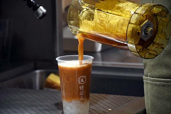 第一個以豆乳加入飲品的始祖品牌【侍茶匠】~真的好喝又特別!以「漩茶」帶出茶的風味,徹底感受茶界愛馬仕