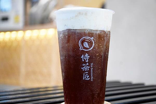 第一個以豆乳加入飲品的始祖品牌【侍茶匠】~真的好喝又特別!以「漩茶」帶出茶的風味,徹底感受茶界愛馬仕