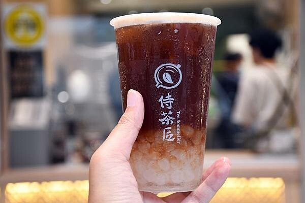 第一個以豆乳加入飲品的始祖品牌【侍茶匠】~真的好喝又特別!以「漩茶」帶出茶的風味,徹底感受茶界愛馬仕