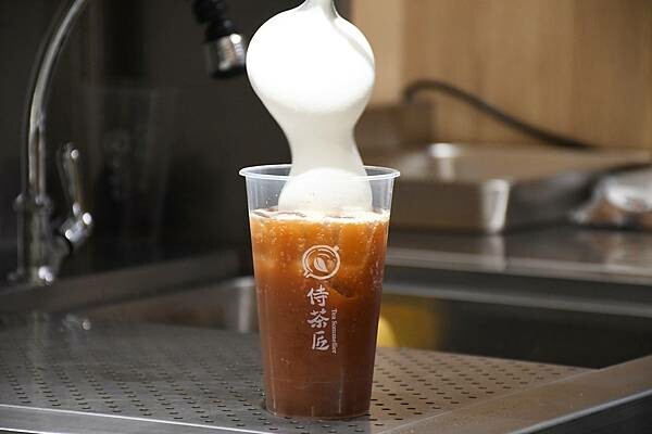 第一個以豆乳加入飲品的始祖品牌【侍茶匠】~真的好喝又特別!以「漩茶」帶出茶的風味,徹底感受茶界愛馬仕