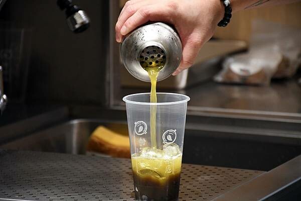 第一個以豆乳加入飲品的始祖品牌【侍茶匠】~真的好喝又特別!以「漩茶」帶出茶的風味,徹底感受茶界愛馬仕