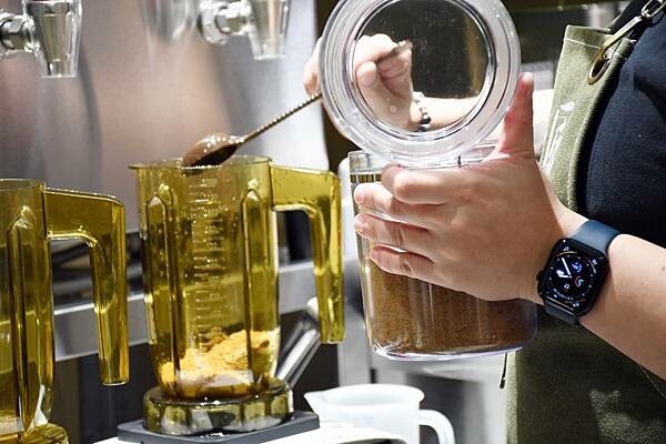 第一個以豆乳加入飲品的始祖品牌【侍茶匠】~真的好喝又特別!以「漩茶」帶出茶的風味,徹底感受茶界愛馬仕