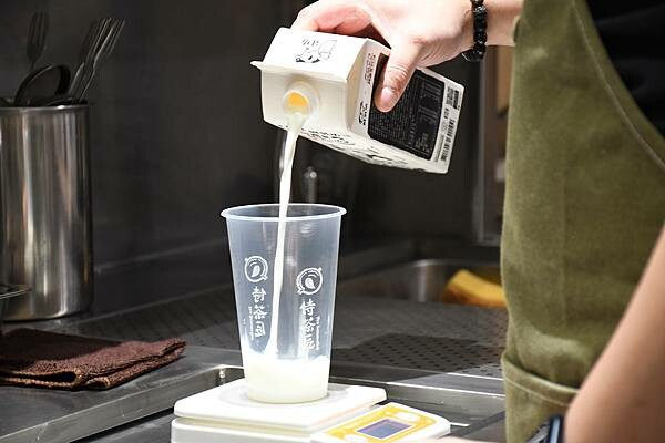 第一個以豆乳加入飲品的始祖品牌【侍茶匠】~真的好喝又特別!以「漩茶」帶出茶的風味,徹底感受茶界愛馬仕