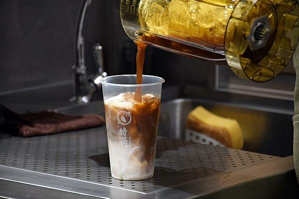 第一個以豆乳加入飲品的始祖品牌【侍茶匠】~真的好喝又特別!以「漩茶」帶出茶的風味,徹底感受茶界愛馬仕