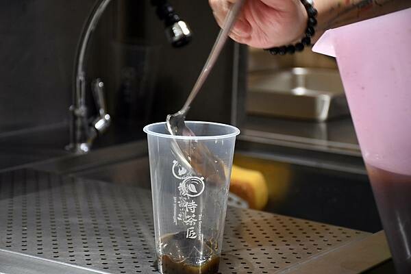 第一個以豆乳加入飲品的始祖品牌【侍茶匠】~真的好喝又特別!以「漩茶」帶出茶的風味,徹底感受茶界愛馬仕