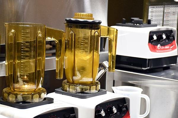 第一個以豆乳加入飲品的始祖品牌【侍茶匠】~真的好喝又特別!以「漩茶」帶出茶的風味,徹底感受茶界愛馬仕