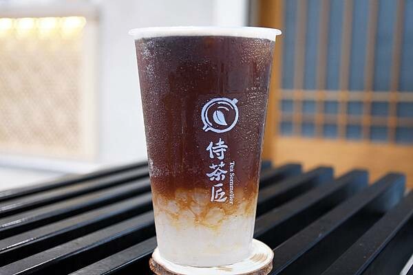 第一個以豆乳加入飲品的始祖品牌【侍茶匠】~真的好喝又特別!以「漩茶」帶出茶的風味,徹底感受茶界愛馬仕