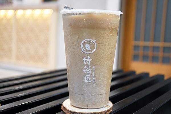 第一個以豆乳加入飲品的始祖品牌【侍茶匠】~真的好喝又特別!以「漩茶」帶出茶的風味,徹底感受茶界愛馬仕
