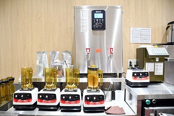 第一個以豆乳加入飲品的始祖品牌【侍茶匠】~真的好喝又特別!以「漩茶」帶出茶的風味,徹底感受茶界愛馬仕