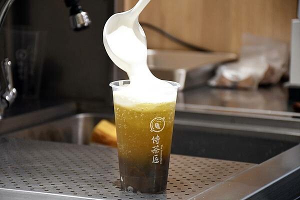 第一個以豆乳加入飲品的始祖品牌【侍茶匠】~真的好喝又特別!以「漩茶」帶出茶的風味,徹底感受茶界愛馬仕