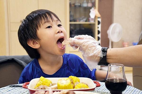 最需要天時地利人和的烤雞，在地人最不希望被分享出來的烤雞，一周只賣四天～一天還只有30隻雞的【鐳哥烤雞