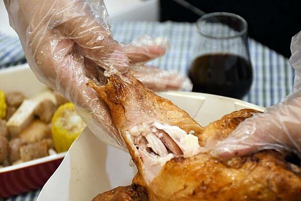 最需要天時地利人和的烤雞，在地人最不希望被分享出來的烤雞，一周只賣四天～一天還只有30隻雞的【鐳哥烤雞