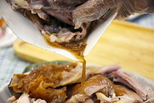 最需要天時地利人和的烤雞，在地人最不希望被分享出來的烤雞，一周只賣四天～一天還只有30隻雞的【鐳哥烤雞