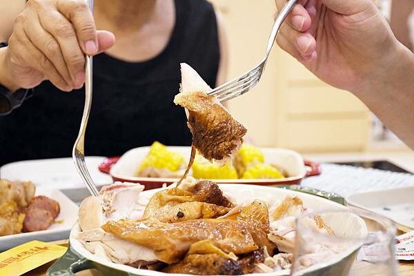 最需要天時地利人和的烤雞，在地人最不希望被分享出來的烤雞，一周只賣四天～一天還只有30隻雞的【鐳哥烤雞