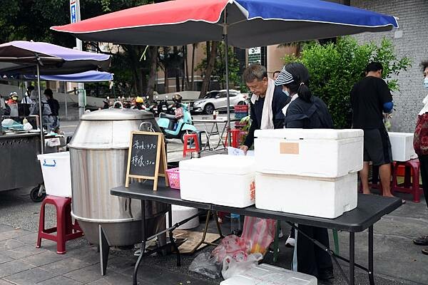 最需要天時地利人和的烤雞，在地人最不希望被分享出來的烤雞，一周只賣四天～一天還只有30隻雞的【鐳哥烤雞