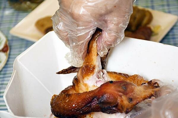 最需要天時地利人和的烤雞，在地人最不希望被分享出來的烤雞，一周只賣四天～一天還只有30隻雞的【鐳哥烤雞