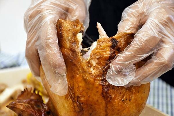 最需要天時地利人和的烤雞，在地人最不希望被分享出來的烤雞，一周只賣四天～一天還只有30隻雞的【鐳哥烤雞