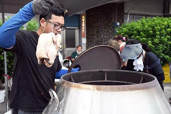 最需要天時地利人和的烤雞，在地人最不希望被分享出來的烤雞，一周只賣四天～一天還只有30隻雞的【鐳哥烤雞