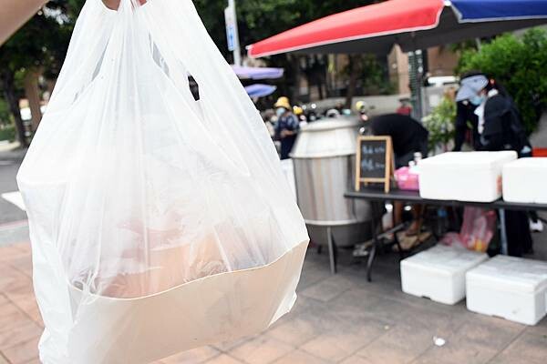 最需要天時地利人和的烤雞，在地人最不希望被分享出來的烤雞，一周只賣四天～一天還只有30隻雞的【鐳哥烤雞