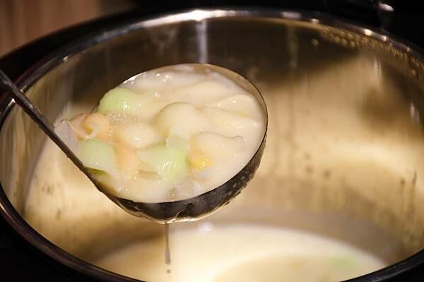 熊熊泡溫泉？高雄必訪鍋物【圓砌升降鍋物－自由店】超有特色的升降火鍋＋自助吧吃到飽～還能玩真人娃娃機※