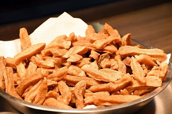 熊熊泡溫泉？高雄必訪鍋物【圓砌升降鍋物－自由店】超有特色的升降火鍋＋自助吧吃到飽～還能玩真人娃娃機※