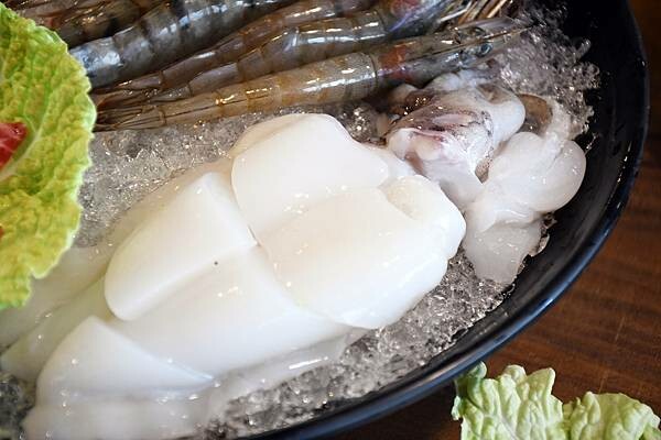 熊熊泡溫泉？高雄必訪鍋物【圓砌升降鍋物－自由店】超有特色的升降火鍋＋自助吧吃到飽～還能玩真人娃娃機※