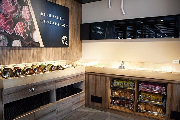 熊熊泡溫泉？高雄必訪鍋物【圓砌升降鍋物－自由店】超有特色的升降火鍋＋自助吧吃到飽～還能玩真人娃娃機※