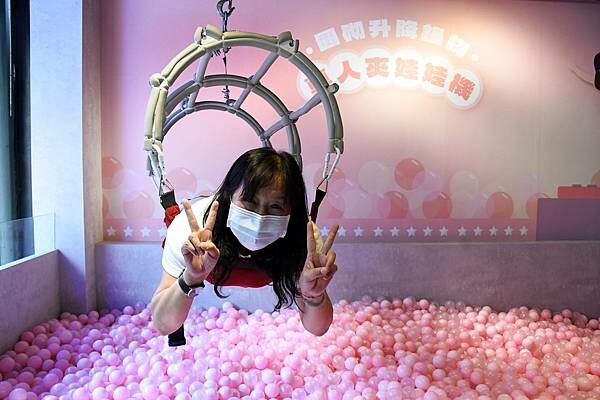 熊熊泡溫泉？高雄必訪鍋物【圓砌升降鍋物－自由店】超有特色的升降火鍋＋自助吧吃到飽～還能玩真人娃娃機※