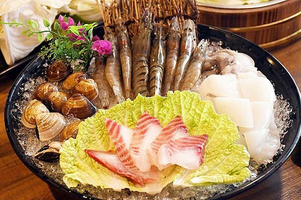 熊熊泡溫泉？高雄必訪鍋物【圓砌升降鍋物－自由店】超有特色的升降火鍋＋自助吧吃到飽～還能玩真人娃娃機※