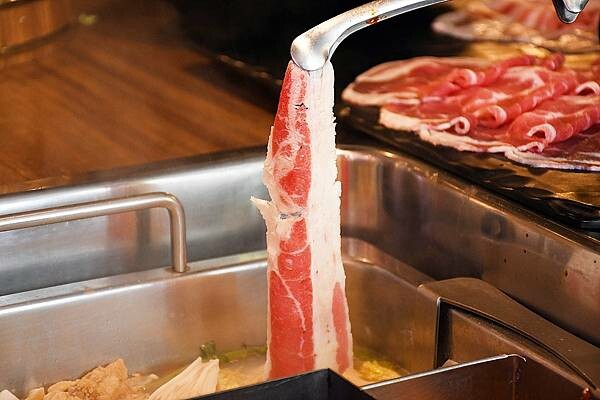 熊熊泡溫泉？高雄必訪鍋物【圓砌升降鍋物－自由店】超有特色的升降火鍋＋自助吧吃到飽～還能玩真人娃娃機※