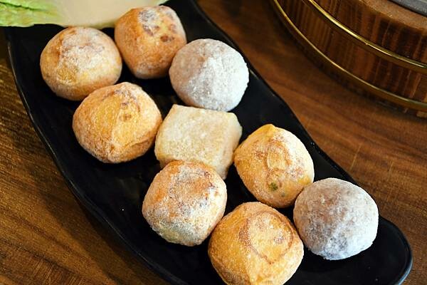 熊熊泡溫泉？高雄必訪鍋物【圓砌升降鍋物－自由店】超有特色的升降火鍋＋自助吧吃到飽～還能玩真人娃娃機※