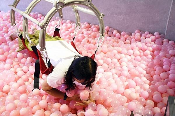 熊熊泡溫泉？高雄必訪鍋物【圓砌升降鍋物－自由店】超有特色的升降火鍋＋自助吧吃到飽～還能玩真人娃娃機※