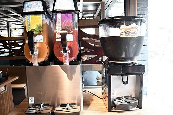 熊熊泡溫泉？高雄必訪鍋物【圓砌升降鍋物－自由店】超有特色的升降火鍋＋自助吧吃到飽～還能玩真人娃娃機※