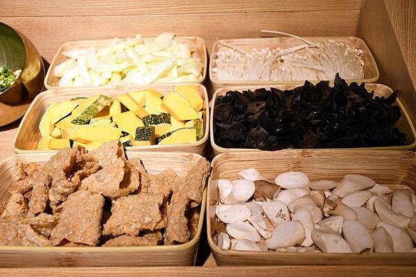 熊熊泡溫泉？高雄必訪鍋物【圓砌升降鍋物－自由店】超有特色的升降火鍋＋自助吧吃到飽～還能玩真人娃娃機※