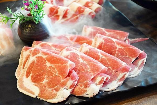 熊熊泡溫泉？高雄必訪鍋物【圓砌升降鍋物－自由店】超有特色的升降火鍋＋自助吧吃到飽～還能玩真人娃娃機※