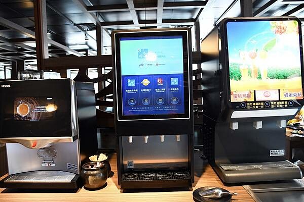 熊熊泡溫泉？高雄必訪鍋物【圓砌升降鍋物－自由店】超有特色的升降火鍋＋自助吧吃到飽～還能玩真人娃娃機※