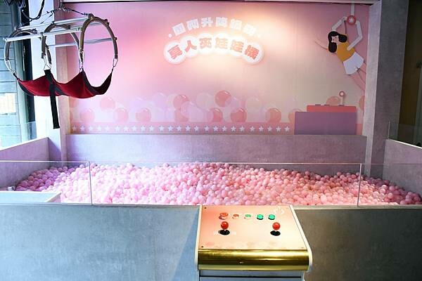 熊熊泡溫泉？高雄必訪鍋物【圓砌升降鍋物－自由店】超有特色的升降火鍋＋自助吧吃到飽～還能玩真人娃娃機※