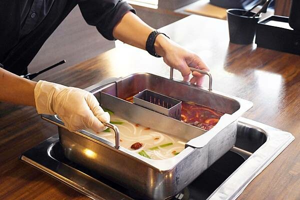 熊熊泡溫泉？高雄必訪鍋物【圓砌升降鍋物－自由店】超有特色的升降火鍋＋自助吧吃到飽～還能玩真人娃娃機※