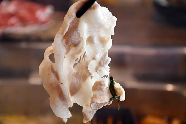 熊熊泡溫泉？高雄必訪鍋物【圓砌升降鍋物－自由店】超有特色的升降火鍋＋自助吧吃到飽～還能玩真人娃娃機※