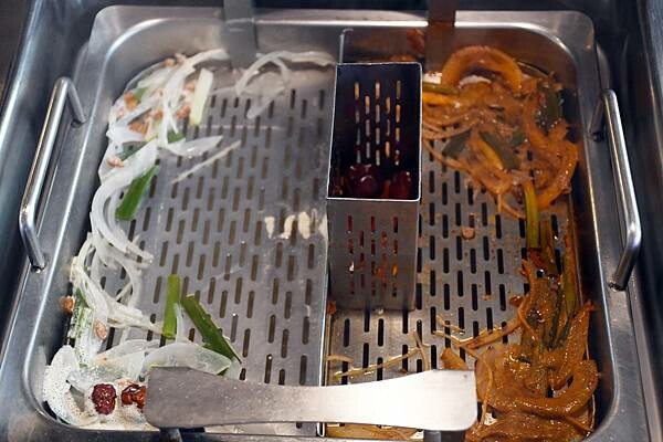 熊熊泡溫泉？高雄必訪鍋物【圓砌升降鍋物－自由店】超有特色的升降火鍋＋自助吧吃到飽～還能玩真人娃娃機※