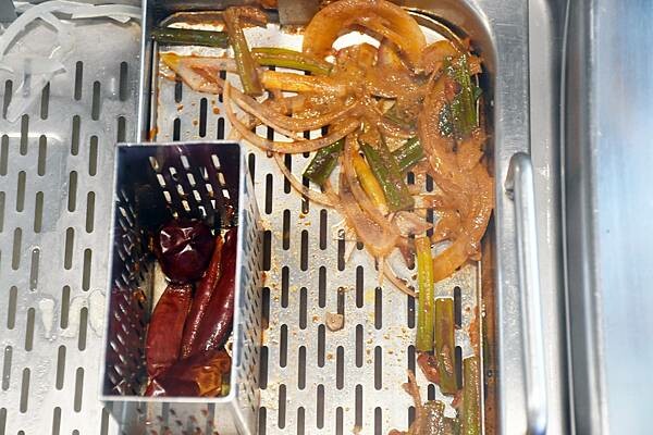 熊熊泡溫泉？高雄必訪鍋物【圓砌升降鍋物－自由店】超有特色的升降火鍋＋自助吧吃到飽～還能玩真人娃娃機※