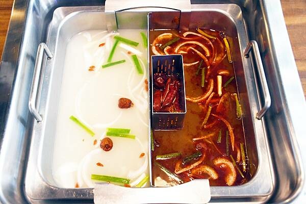 熊熊泡溫泉？高雄必訪鍋物【圓砌升降鍋物－自由店】超有特色的升降火鍋＋自助吧吃到飽～還能玩真人娃娃機※