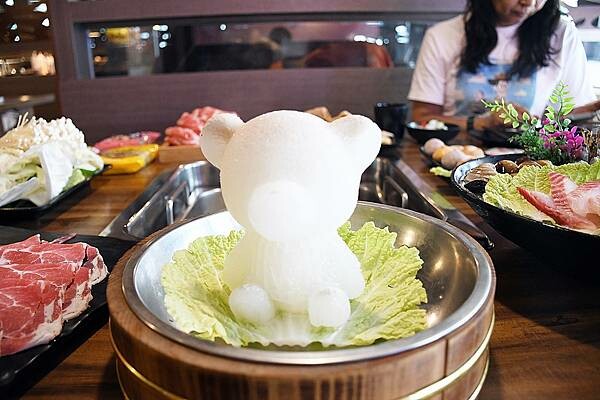 熊熊泡溫泉？高雄必訪鍋物【圓砌升降鍋物－自由店】超有特色的升降火鍋＋自助吧吃到飽～還能玩真人娃娃機※